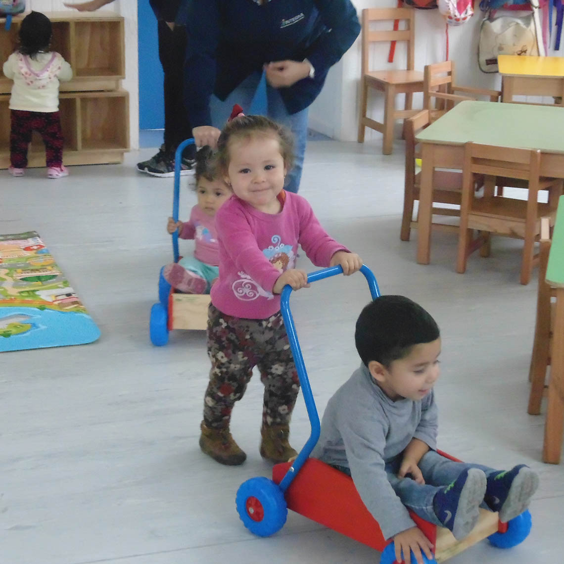 Niños preescolares juegan en sala del Jardín José Miguel Carrera de Quillota