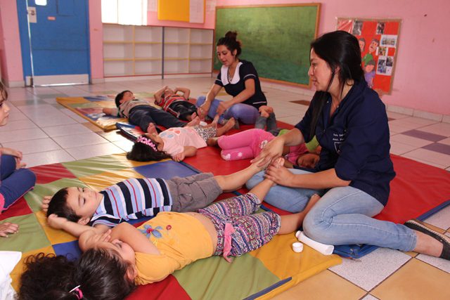 Niños y niñas participan en jornada de relajación en Vacaciones en Mi Jardín.