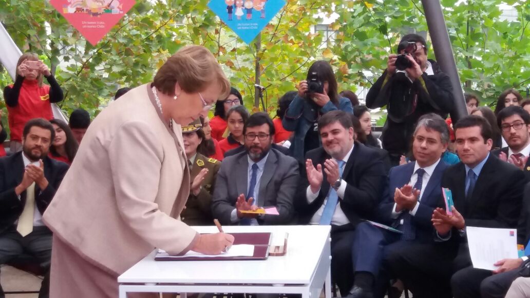 Presidenta firma nueva Política de Niñez y Adolescencia.