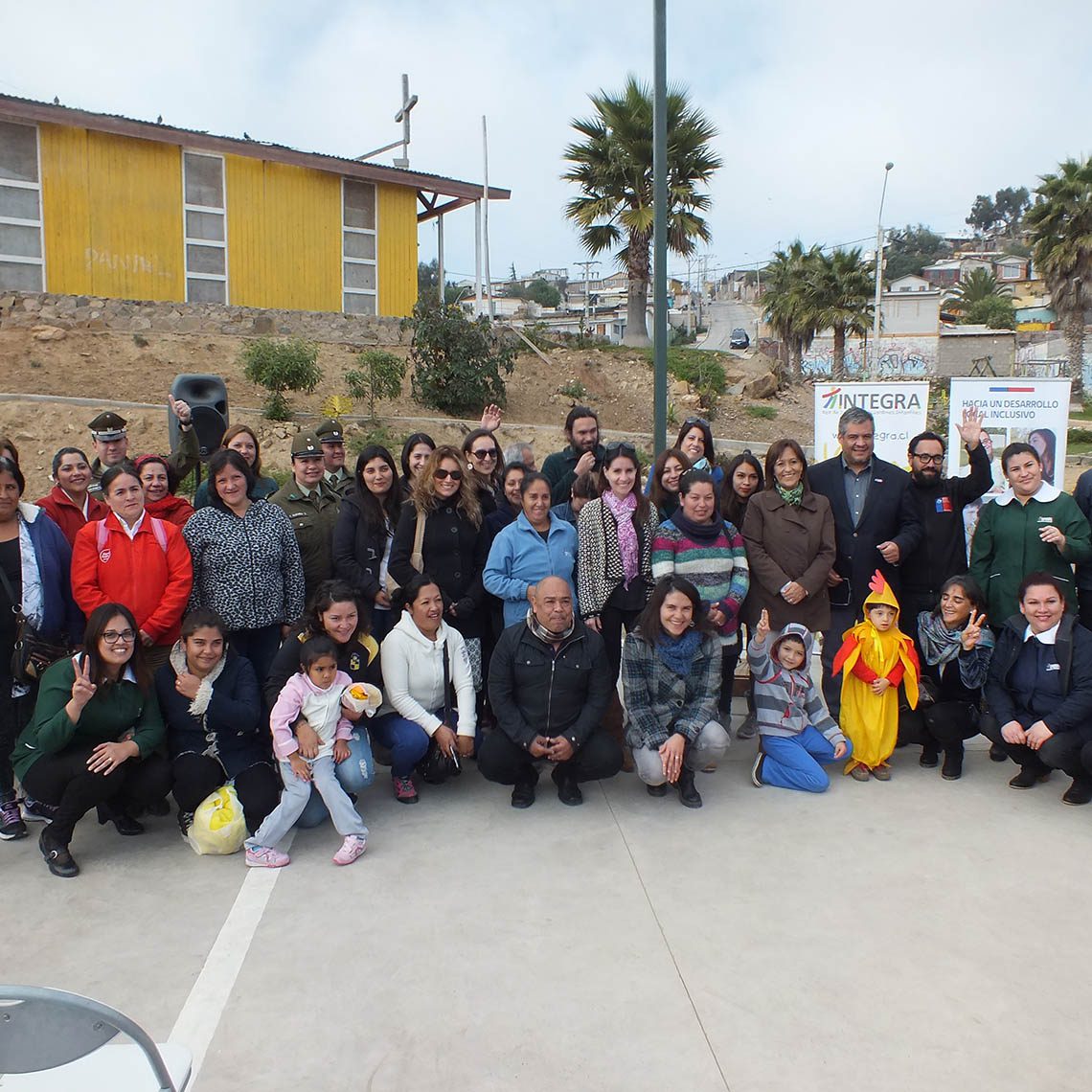 Grupo de niños y niñas junto a Educadoras del Jardín